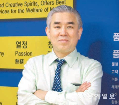 자동차 와이퍼 블레이드 전문업체인 ADM21의 김인규 회장이 충남 청양군에 있는 본사 집무실에서 포즈를 취하고 있다. ADM21 제공