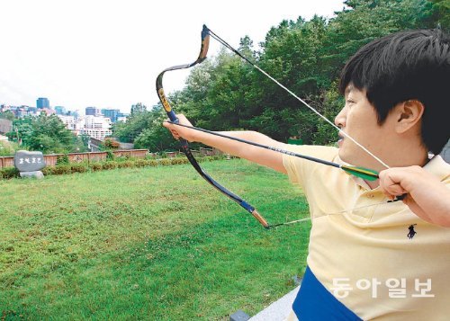 동아일보 박진우 기자가 26일 오후 서울 종로구 사직동 황학정에서 김진원 총무이사의 지도를 받으며 활쏘기 연습을 하고 있다. 최혁중 기자 sajinman@donga.com