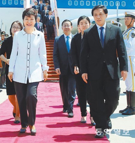 中외교부 선임 부부장이 마중… 격 높은 공항 영접
박근혜 대통령이 27일 베이징 서우두 공항
에 도착한 뒤 마중 나온 장예쑤이 중국 외교부 상무부부장(오른쪽)과 함께 차량으로 향하고 있다. 중국은 당초 관
례에 따라 차관급인 류전민 외교부 아주담당 부부장을 내보낼 예정이었으나 외교부 선임인 장 상무부부장을 내보
냈다. 베이징=안철민 기자 acm08@donga.com