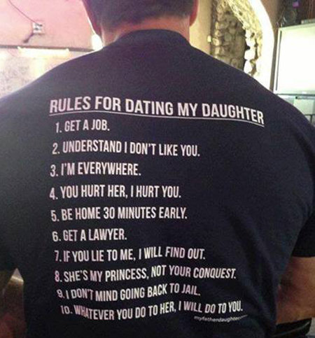 인터넷에서 화제가 되고 있는 티셔츠 뒷면 문구. ‘우리 딸을 만나려면 최소한 이 정도는 꼭 숙지해야 한다’며 재치 있는 지침문구가 써 있다. 인터넷 화면 캡처