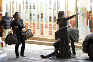 서울 시내 한 유흥가에서 일부 여성이 술에 취해 몸을 가누지 못하고 있다.