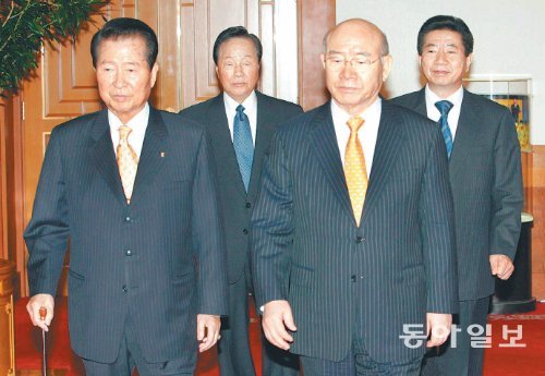 북한의 1차 핵실험 다음 날인 2006년 10월 10일 당시 노무현 대통령(오른쪽) 초청으로 청와대에 간 김대중, 김영삼, 전두환 전 대통령(왼쪽부터)이 오찬장으로 가고 있다. 동아일보DB