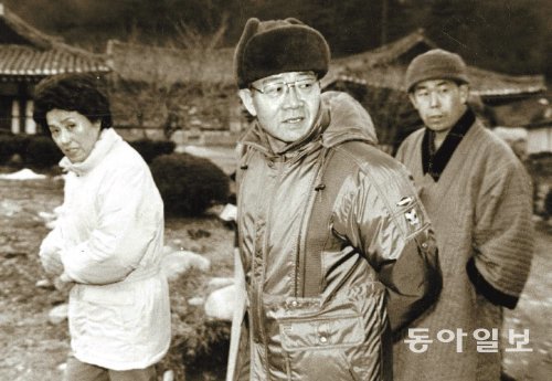 1988년 11월 23일 ‘5공 청산’의 책임을 지고 도피성 은둔 길에 나선 전두환 전 대통령(가운데)과 이순자 여사(왼쪽)가 내설악 백담사에 도착해 경내를 둘러보고 있다. 동아일보DB