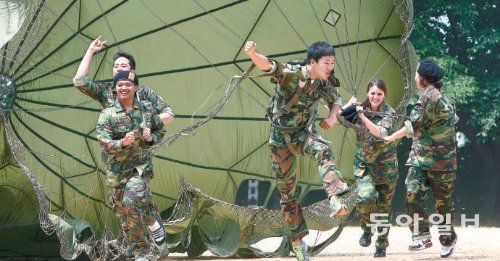 국가보훈처의 초청으로 방한 중인 6·25전쟁 유엔군 21개국 참전용사 후손들과 국내 대학생으로 구성된 ‘2013 유엔 참전국 청소년 평화캠프’ 단원들이 28일 서울 송파구 거여동 제3공수특전여단에서 낙하산 끌기 훈련을 체험하고 있다. 국가보훈처 제공