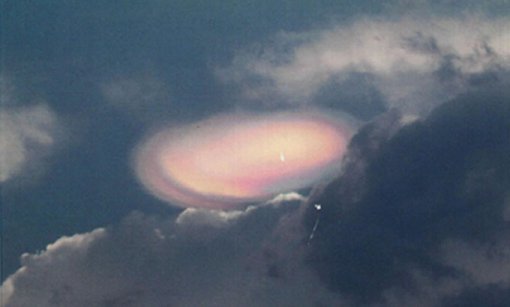 영국 정부가 기밀 해제한 문서에는 UFO로 추정되는 사진과 그림들이 여러 장 포함돼 있다. 사진은 영국 공군장교가 2004년 스리랑카 상공에서 촬영한 도넛 모양의 UFO.