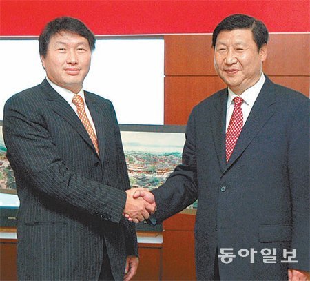 최태원 SK㈜ 회장(왼쪽)이 2005년 7월 중국 저장 성 투자설명회를 위해 방한한 시진핑 중국 국가주석(당시 부주석)을 서울 종로구 서린동 SK빌딩에서 만나 악수하고 있다. SK그룹 제공