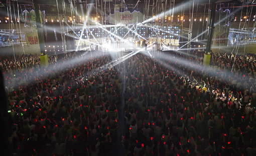 그룹 JYJ가 ‘멤버십 위크’에서 한일 양국의 팬 8000여명과 함께 콘서트를 방불케 하는 팬미팅을 열었다. 사진제공｜씨제스 엔터테인먼트