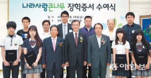 6월 28일 서울 용산구 전쟁기념관에서 열린 ‘나라사랑 큰나무 장학금’ 수여식에서 이현옥 ㈜상훈유통 대표(앞줄 왼쪽에서 세 번째)와 안중현 서울지방보훈청장(앞줄 왼쪽에서 네 번째)이 장학금을 받은 국가유공자, 보훈자녀들과 함께 기념촬영을 하고 있다. 상훈유통 제공