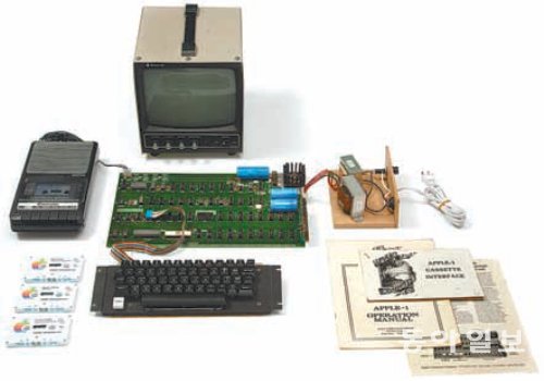1976년 판매된 1세대 PC ‘애플Ⅰ’. 케이스 속 완제품이 아니라 키트 형태로 조립 설명서와 함께 판매됐다. NXC 제공