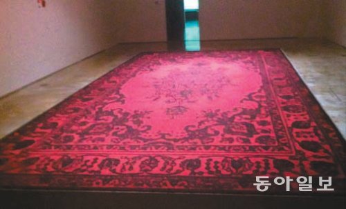 사람의 머리카락으로 문양을 장식한 이세경 씨의 카펫 작품. 고미석 기자 mskoh119@donga.com