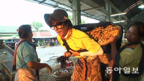 5월 12일 방송된 SBS ‘맨발의 친구들’ 인도네시아편. 탤런트 윤시윤이 청과물시장에서 과일 40kg을 지고 나르는 ‘겐동’이라는 직업을 체험하고 있다. SBS 제공