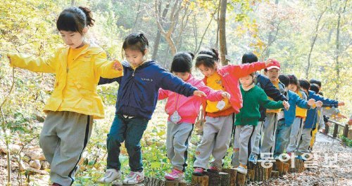 산림청은 유아부터 성인까지 생애주기별 산림복지 체계를 갖춰가고 있다. 특히 숲을 활용한 다양한 교육프로그램을 개발해 좋은 반응을 얻고 있다. 자연휴양림에 개설된 숲속교실에 참가한 어린이들. 산림청 제공