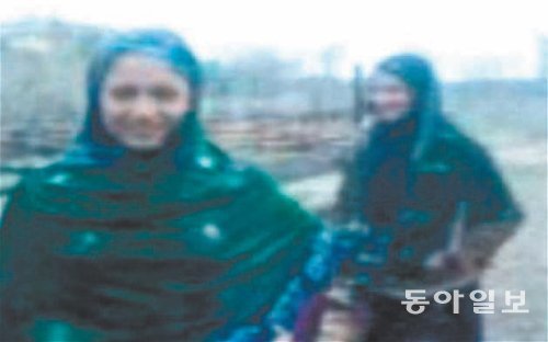 노르 바스라(왼쪽)와 노르 세자 자매가 파키스탄 전통복장으로 빗속에서 춤을 추고 있는 모습을 담은 동영상 캡처 화면. 사진 출처 영국 텔레그래프