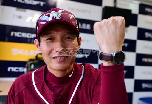 이것이 진정한 ‘명품시계’가 아닐까. 넥센 염경엽 감독이 2일 마산 NC전을 앞두고 창원에 사는 한 팬에게서 선물 받은 시계를 자랑해보이고 있다. 창원｜김민성 기자