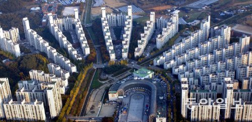 한국 최고의 현대건축 21위에 오른 올림픽선수촌아파트. “대규모 주거단지의 질서와 단순함, 그 속의 변화감과 휴먼 스케일. 현재까지 비교 대상이 없다”는 극찬이 나왔다. 동아일보DB