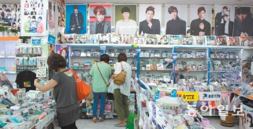 2일 일본 내 한류 1번지인 도쿄 신오쿠보의 한 한인 매장. 일본인 팬들이 한류 스타들의 음반과 브로마이드를 살펴보고 있다. 도쿄=배극인 특파원 bae2150@donga.com