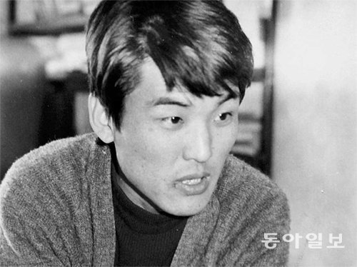 1974년 민청학련사건으로 체포되기 직전 무렵에 집에서 찍은 사진. 외신기자들과 인터뷰하는 모습이다. 김지하 제공