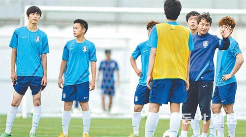 이광종 한국 청소년대표팀 감독(오른쪽에서 두 번째)이 2일(한국 시간) 터키 트라브존의 메멧 알리 일마즈 경기장에서의 훈련에서 선수들에게 전술을 설명하고 있다. 한국은 4일 오전 3시 남미의 강호 콜롬비아와 20세 이하 월드컵 16강전을 치른다. 대한축구협회 제공