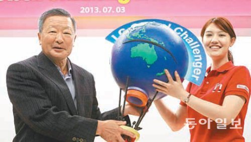 3일 구본무 LG그룹 회장(왼쪽)이 챌린저 대표에게 지구본 모양의 상징물을 전달하고 있다. LG그룹 제공