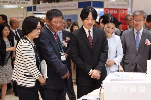 3일 일본 도쿄국제도서전 한국 부스를 찾은 아키시노노미야 일본 왕자(왼쪽에서 세 번째)와 기코 왕자비(네 번째). 조현재 문화체육관광부 제1차관(오른쪽)과 최선호 대한출판문화협회 부회장(왼쪽에서 두 번째)의 안내를 받으며 일본에서 번역된 한국 출판물을 둘러보고 있다. 도쿄=정양환 기자 ray@donga.com