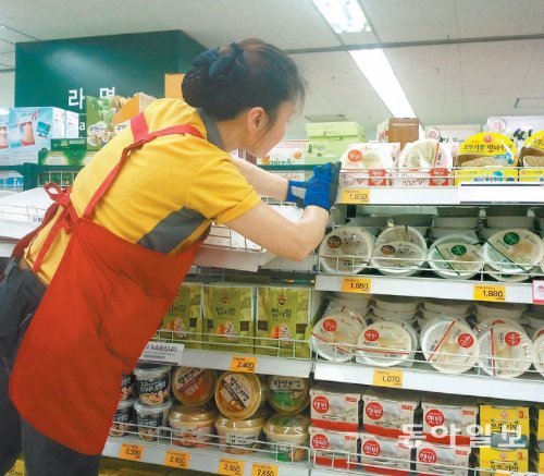 안전한 제품만 진열 3일 오후 서울 용산구의 한 대형마트에서 매장 직원이 ‘맛가루’ 코너를 정리하고 있다.마트 측은 자체 확인 결과 이번 불량재료 파문과 무관한 것으로 밝혀진 제품만 진열대에 남겨뒀다. 독자 정선섭 씨 제공