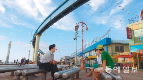 4일 오후 인천 중구 월미도를 통과하는 은하레일 아래에서 대화하는 시민들. 2010년 완공됐지만 시설 결함에 따른 안전사고가 이어져 3년째 방치되고 있다. 김영국 동아닷컴 객원기자 press82@donga.com