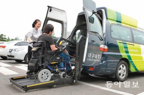 대구대에 재학 중인 장애인 학생이 캠퍼스에서 전용 차량을 이용해 이동하고 있다. 대구대 제공