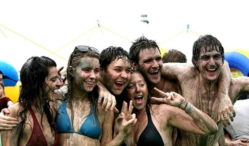 보령머드축제는 외국인들도 즐기는 대표적인 여름축제다. 7일 서울경마공원에 방문하면 보령까지 가지 않고 머드축제를 미리 만끽 할 수 있다. 사진출처｜보령머드축제 홈페이지