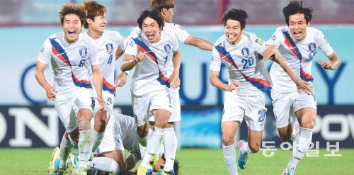 “이제 4강으로 달려가자” 김선우(왼쪽)와 연제민(4번), 한성규(20번) 등 한국 청소년대표 선수들이 4일 터키 트라브존에서 열린 남미의 강호 콜롬비아와의 20세 이하 월드컵 16강전 승부차기에서 상대 선수의 실축으로 8-7로 승리하며 8강 진출을 확정하는 순간 맹활약한 골키퍼 이창근에게 달려가고 있다. 대한축구협회 제공