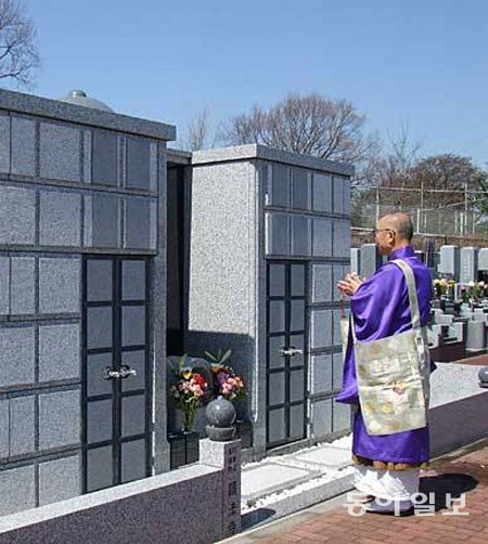 일본 도쿄 인근의 한 사찰 공동묘 앞에서 승려가 추모공양을 드리고 있다. 사진 출처 일본 ‘영대공양’ 종합포털사이트