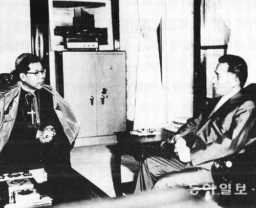 1974년 7월 10일 저녁 김수환 추기경과 독대하는 박정희 대통령. 동아일보DB
