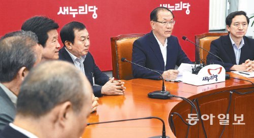 개성공단 기업인-새누리 간담회개성공단 문제를 논의할 남북 당국 간 실무회담을 하루 앞둔 5일 개성공단 입주기업 대표단이 국회에서 새누리당 황우여 대표(오른쪽에서 두 번째), 김기현 정책위의장(오른쪽)과 간담회를 하고 있다. 대표단은 조속한 보상대책 강구, 개성공단지원특별법 발의 등을 요청했다. 이훈구 기자 ufo@donga.com