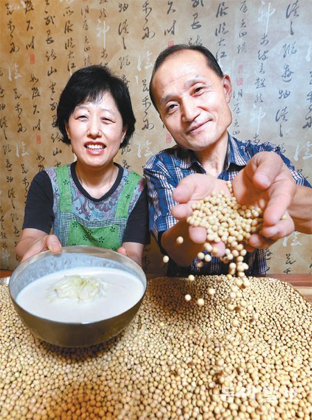 콩국수에서 가장 중요한 건 고소한 콩물을 내는 것이다. ‘사계진미’의 최옥순(왼쪽) 이호규 씨 부부는 국산 콩을 적당하게 삶아 성능 좋은 믹서로 갈아내는데, 콩을 알맞게 삶는 일이 가장 어렵다고 했다. 성남=장승윤 기자 tomato99@donga.com