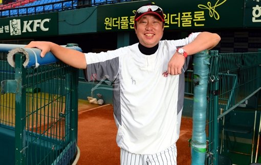 올 시즌 LG 돌풍의 원동력은 마운드 안정화에 있다. 끊임없이 연구하는 지도자, LG 차명석 투수코치의 공이 컸다. 차 코치는 “김기태 감독님의 야구가 꽃필 수 있도록 뒤에서 잘 준비해놓아야 한다”며 자세를 낮췄다. 잠실｜박화용 기자 inphoto@donga.com 트위터@seven7sola