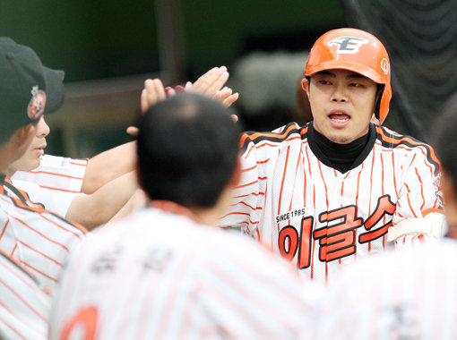 한화 이학준(오른쪽)이 6일 대전 SK전에서 데뷔 10년 만에 첫 홈런을 날린 뒤 동료들과 기뻐하고 있다. 일반인보다 체력소모가 크고 쉽게 피로를 느끼는 갑상선 질환을 훈련으로 이겨낸 결실이었다. 사진 제공｜한화 이글스