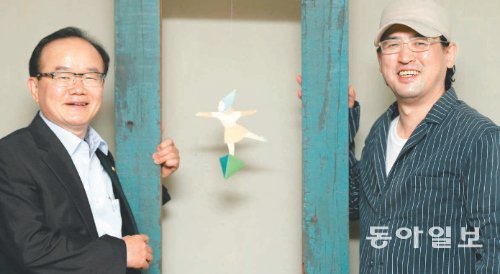 탈북 실화와 북한 실상을 다룬 영화 ‘48미터’를 기획한 탈북자 출신 박사 1호 안찬일 중앙대 교양학부 교수(왼쪽)와 연출을 맡은 민백두 감독. 48m는 탈북자의 생사를 가르는 압록강의 최단 폭이다. 박영대 기자 sannae@donga.com