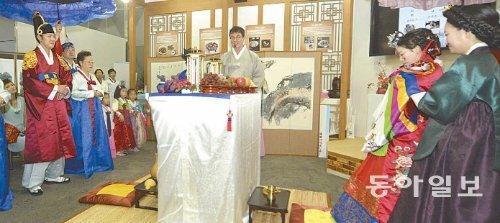 독일계 귀화 한국인인 이참 한국관광공사 사장(가운데)이 7일 일본 도쿄에서 신랑 다나카 유타 씨와 신부 박수진 씨의 한국 전통 결혼식 주례를 서고 있다. 도쿄=배극인 특파원 bae2150@donga.com