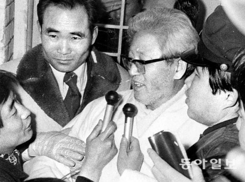 1974년 7월 긴급조치 위반으로 구속되었다가 이듬해 2월 석방되는 지학순 주교가 기자회견을 하고 있다. 동아일보DB