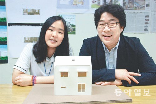 경기 발곡고 2학년 김현지 양(왼쪽)이 건축가 이현욱 씨에게 “건축공부를 하기 위해 대학원 진학까지 생각 중”이라고 하자, 이 씨는 “정답은 학교가 아니라 현장에 있다”고 조언했다.