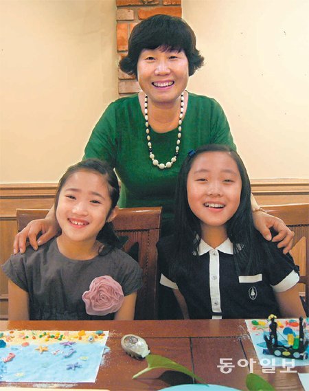 서금순 푸드아트테라피스트(가운데)를 만난 서울강명초 4학년 김예린 양(왼쪽)과 경기 비룡초 4학년 김나형 양.