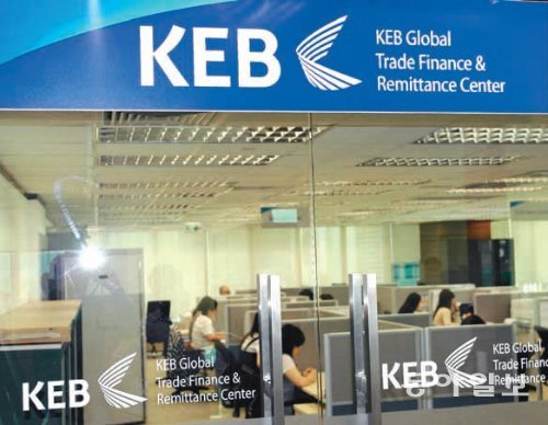 홍콩 중심부 파이스트파이낸스센터 32층에 위치한 외환은행 홍콩 무역금융&송금센터. 이 센터 개설로 하루씩 걸리던 해외 송금이 실시간으로 가능해졌다. 외환은행 제공