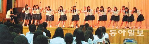 부산 북부교육지원청이 청소년들에게 꿈과 희망을 심어주기 위해 지난해 백양중 강당에서 개최한 ‘노래하는 학교 만들기 지구별 발표회’. 북부교육지원청 제공