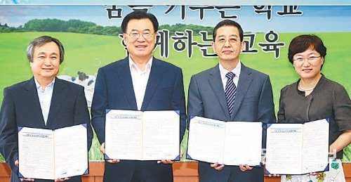 고영진 경남도교육감과 ‘꿈나르미 힐링센터’ 참여 병원관계자 등이 8일 도교육청에서 협약을 체결했다. 왼쪽부터 김계정 원장, 고 교육감, 나재범 원장 대행, 배명옥 원장. 경남도교육청 제공