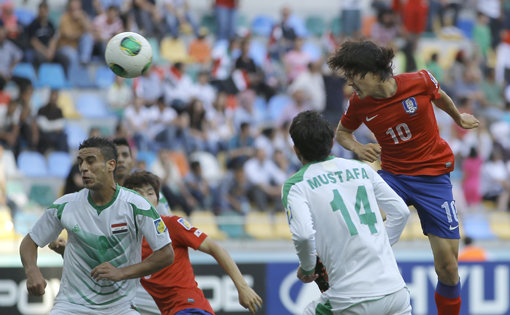 8일 자정(한국시간) 벌어진 FIFA U-20 월드컵대회 8강전 이라크와의 경기에서 권창훈(오른쪽)이 헤딩슛을 날리고 있다. 연장 혈투 끝에 3-3으로 비긴 한국은 승부차기에서 4-5로 패하며 4강의 꿈을 접었다. 사진제공｜대한축구협회