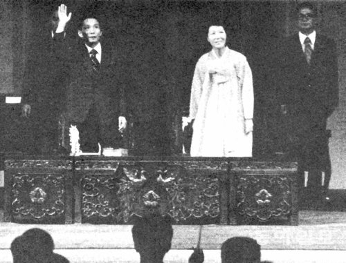 1974년 8월 15일 오전 10시 6분 광복절 기념식이 열리는 서울 남산 국립극장에 들어서 관중의 박수에 답례하는 대통령 내외. 그 후 20여 분 뒤에 육영수 여사가 총탄에 맞아 숨진다. 동아일보DB