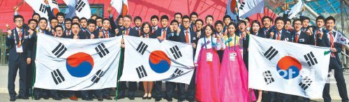 한국 국가대표 선수단은 7일(현지 시간) 독일 라이프치히에서 열린 제42회 국제기능올림픽대회에서 종합우승을 차지했다. 한국 선수단이 시상식에 앞서 라이프치히 무역전시센터 앞에서 기념촬영을 하고 있다. 고용노동부 제공