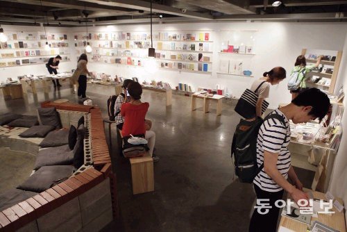 서울 마포구 서교동 KT&G 상상마당 2층 갤러리를 찾은 관람객이 전시된 독립잡지를 살펴보고 있다. 전시는 다음 달 11일까지 열린다. KT&G 상상마당 제공
