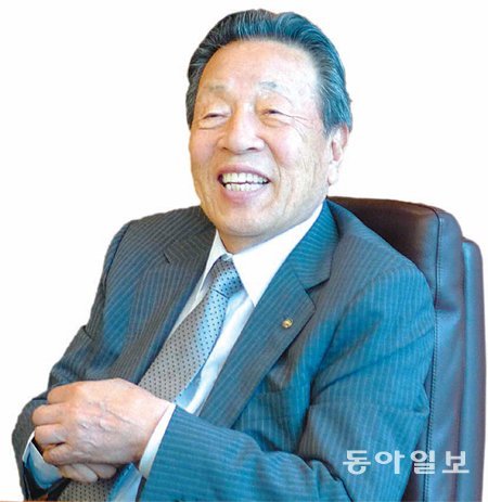 한창우 마루한 회장이 9일 일본 도쿄본사에서 기자간담회를 열고 일본 최초의 한류 테마파크 설립 계획을 설명하고 있다. 그는 한류 붐이 이미 일본 국민의 생활 속에 뿌리 내리고 있다고 말했다. 도쿄=배극인 특파원 bae2150@donga.com