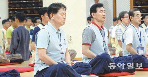 서진원 신한은행장(왼쪽)이 5일 경남 양산시 통도사에서 열린 임원 및 본부장 워크숍에서 템플스테이 체험을 하고 있다. 신한은행 제공