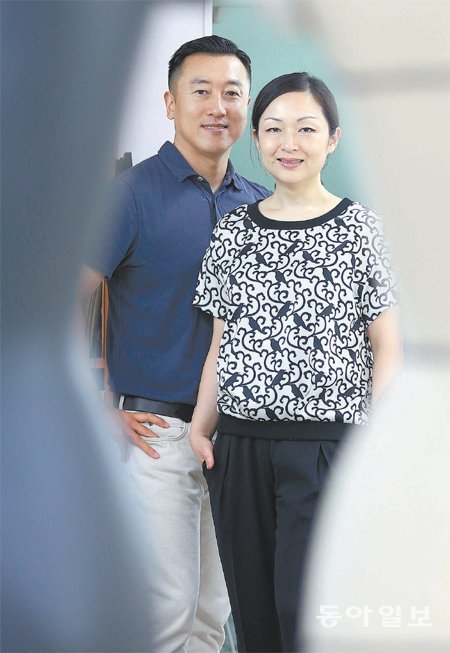 4일 서울 성동구 성수동 앤디앤뎁 본사에서 김석원, 윤원정 앤디앤뎁 디자이너 부부가 마네킹 사이에서 포즈를 취했다. 전영한 기자 scoopjyh@donga.com